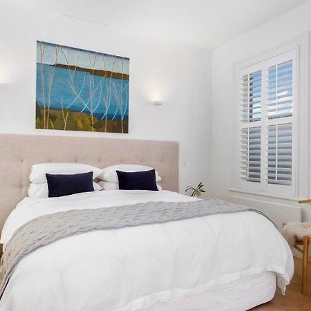 Sullivans Cove Apartments Hobart Kültér fotó Plantation shutters in a bedroom