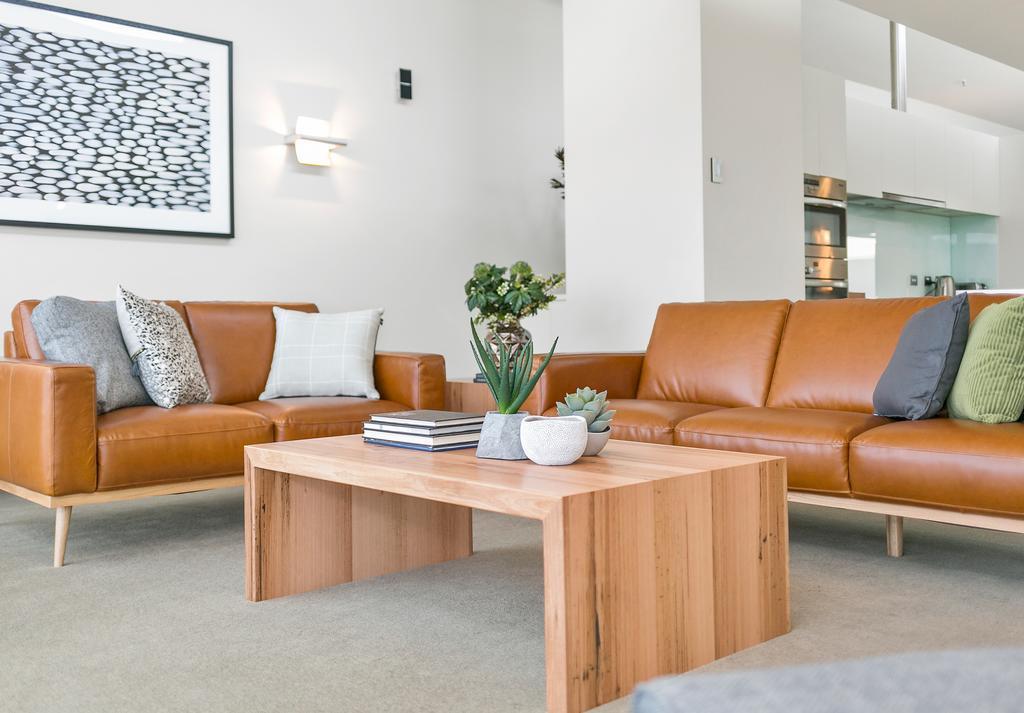 Sullivans Cove Apartments Hobart Kültér fotó A living room with a leather sofa