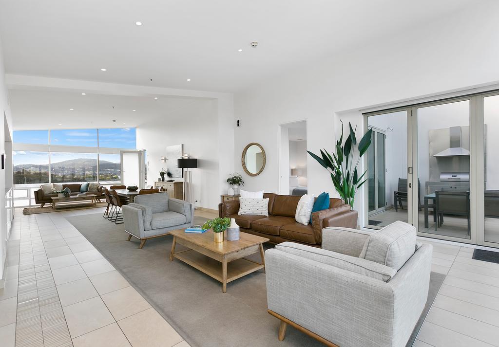 Sullivans Cove Apartments Hobart Kültér fotó A staged living room