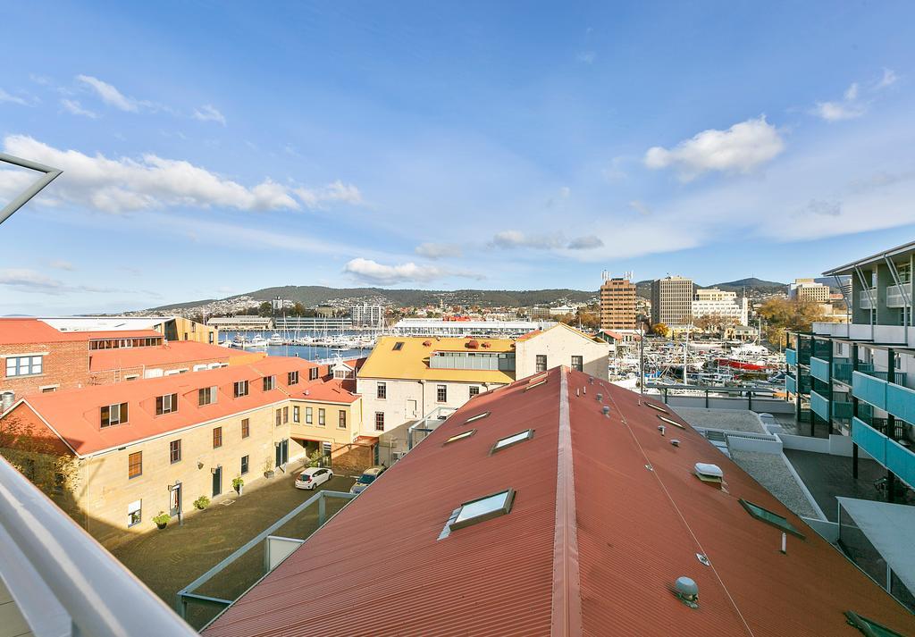 Sullivans Cove Apartments Hobart Kültér fotó View of the Hobart CBD from the rooftop of the Wrest Point Casino