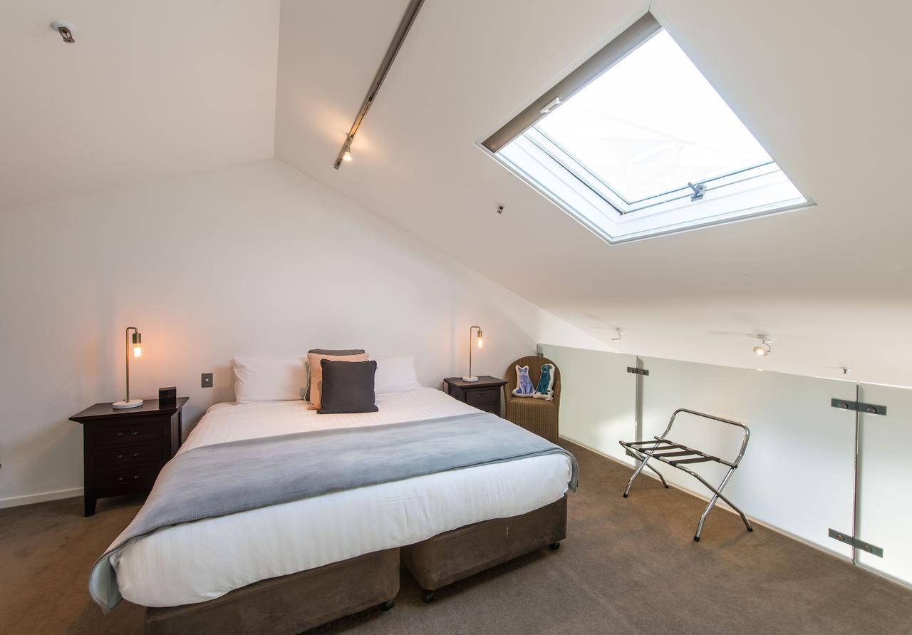 Sullivans Cove Apartments Hobart Kültér fotó Skylight in a bedroom